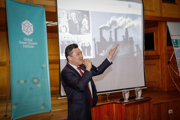 Juhern Kim, acting representative of the Global Green Growth Institute (GGGI) in Colombia, gives a presentation on the intergovernmental organisation’s strategies. Credit: GGGI Colombia